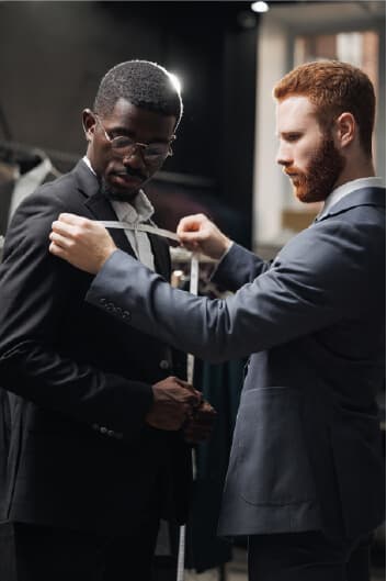 Artigiana sorridente mostra un manufatto in ceramica davanti al suo laboratorio