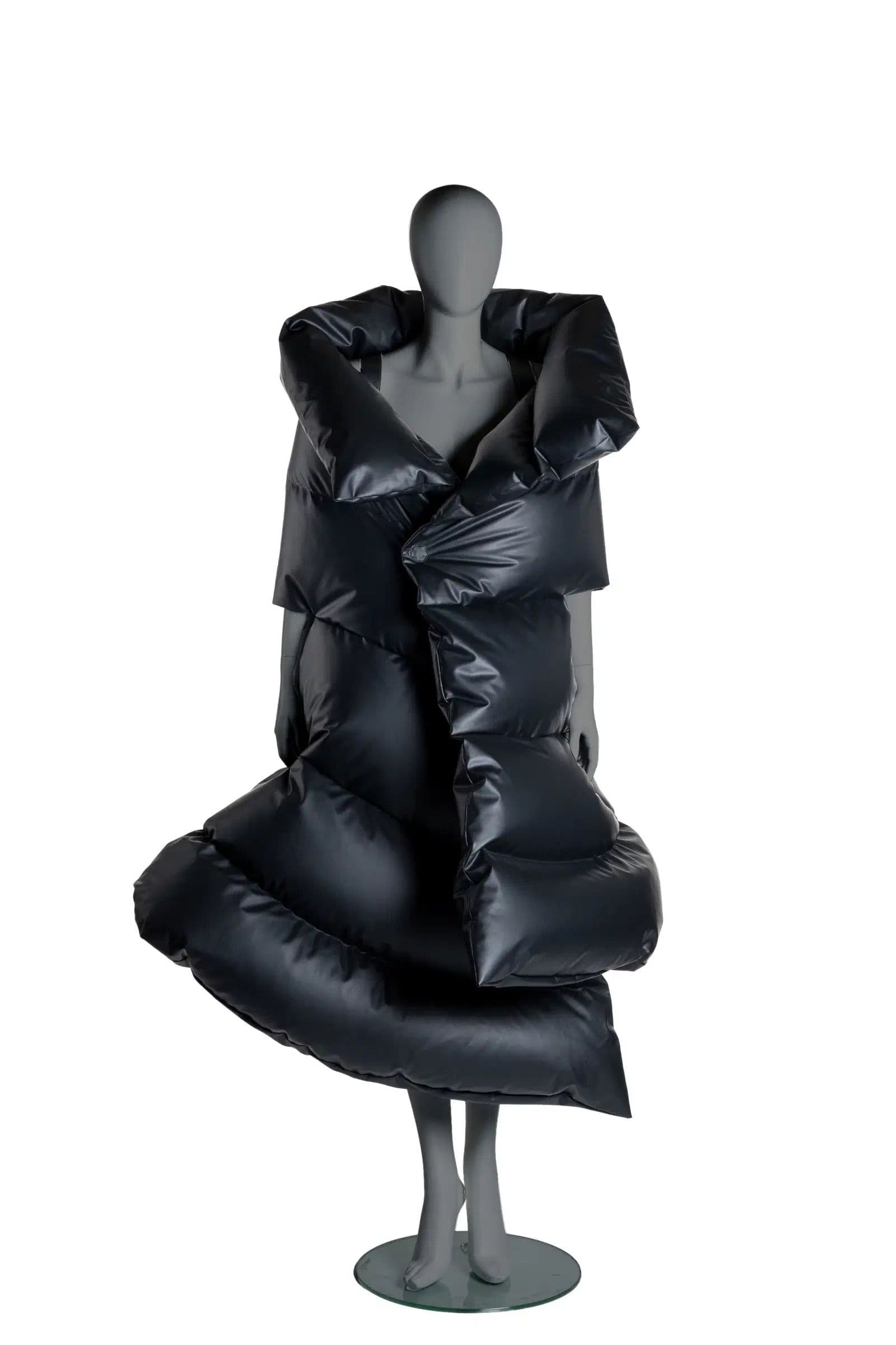 Abitare il Nero: la mostra a Milano che esplora il significato del nero