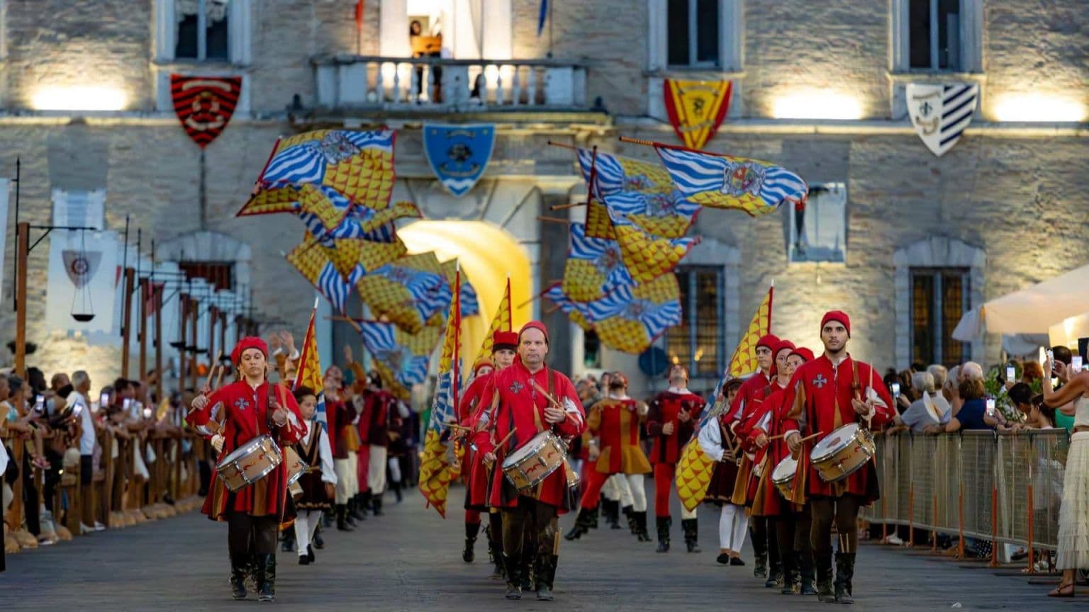 Cavalcata dell’Assunta a Fermo: tamburi, chiarine e sbandieratori