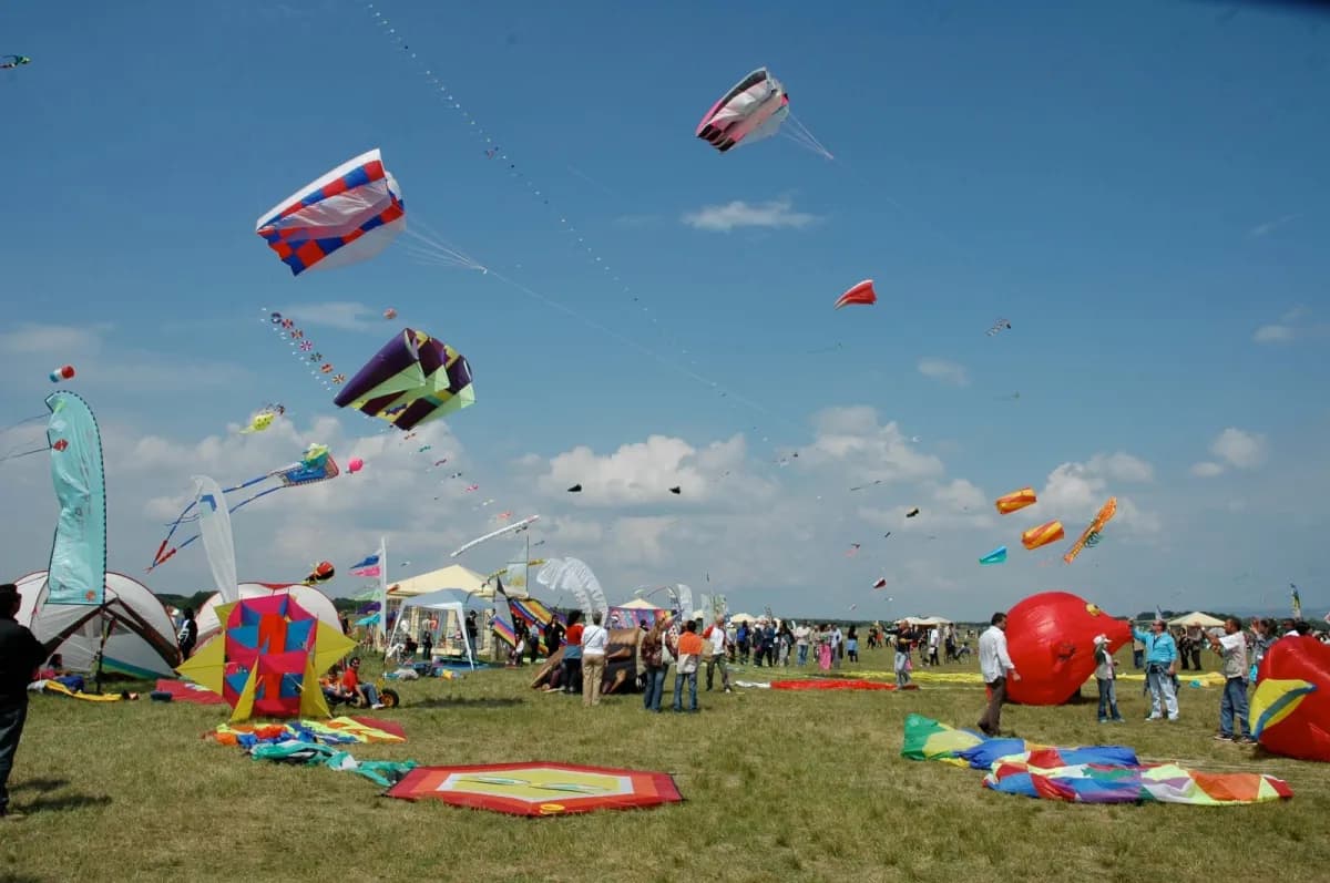 Coloriamo i cieli a Castiglione del Lago: aquiloni e laboratori per