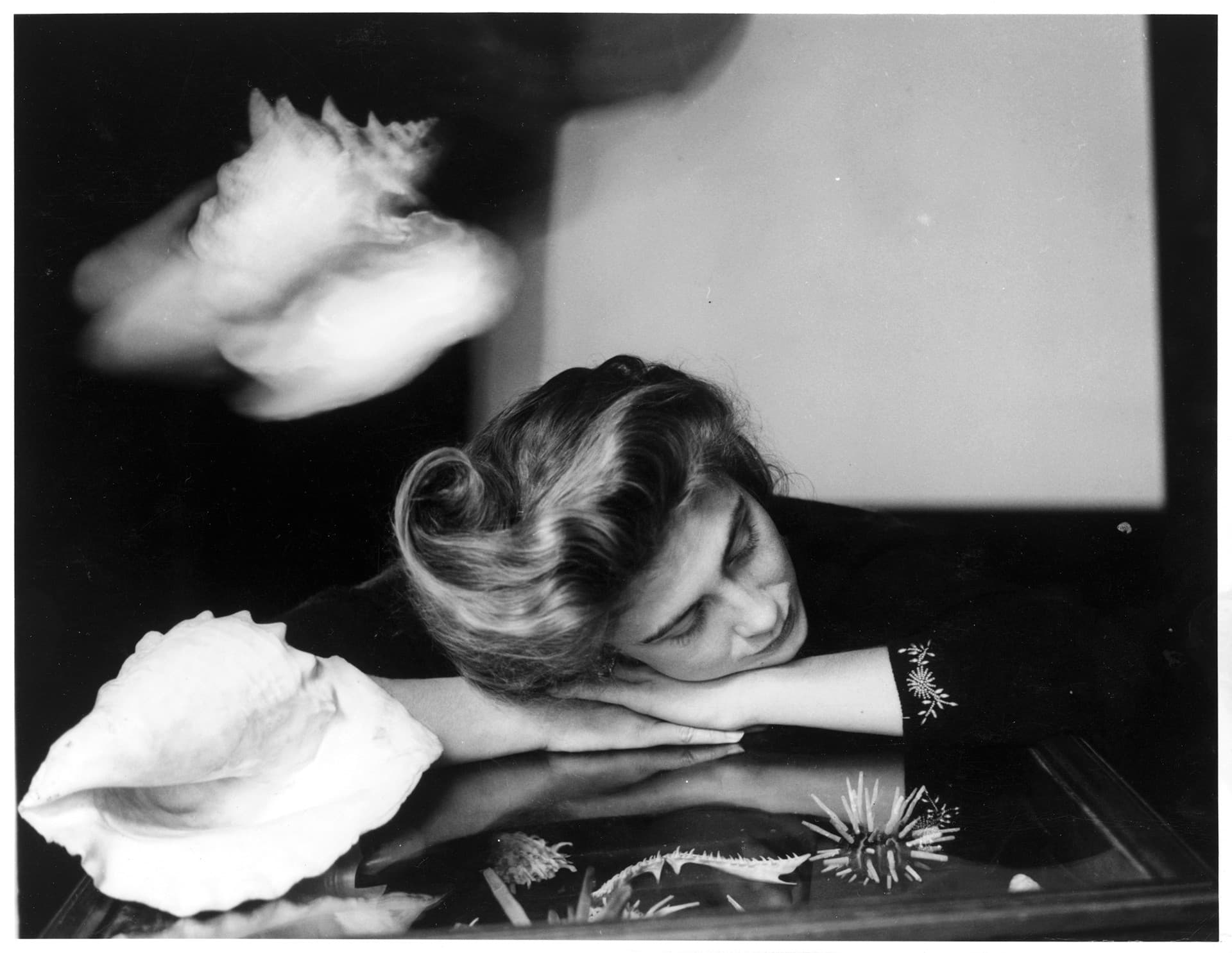 Francesca Woodman a Roma: la mostra «Lately I Find a Sliver of Mirror…»