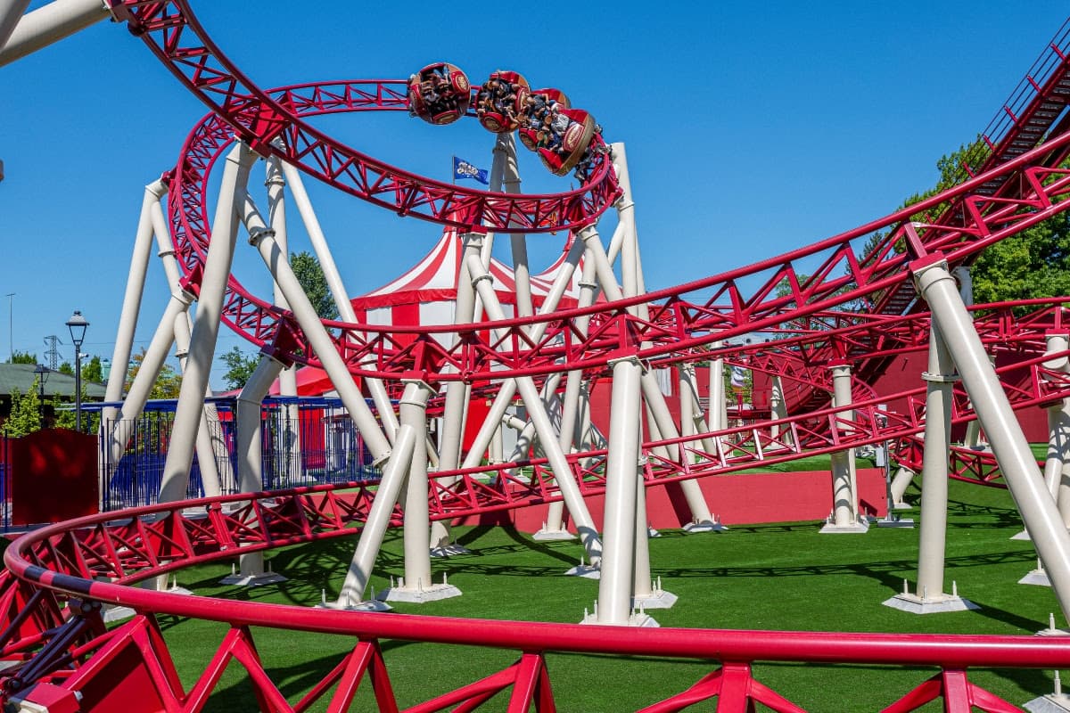 Leolandia celebra 55 anni con Reveяsum: la nuova montagna russa per