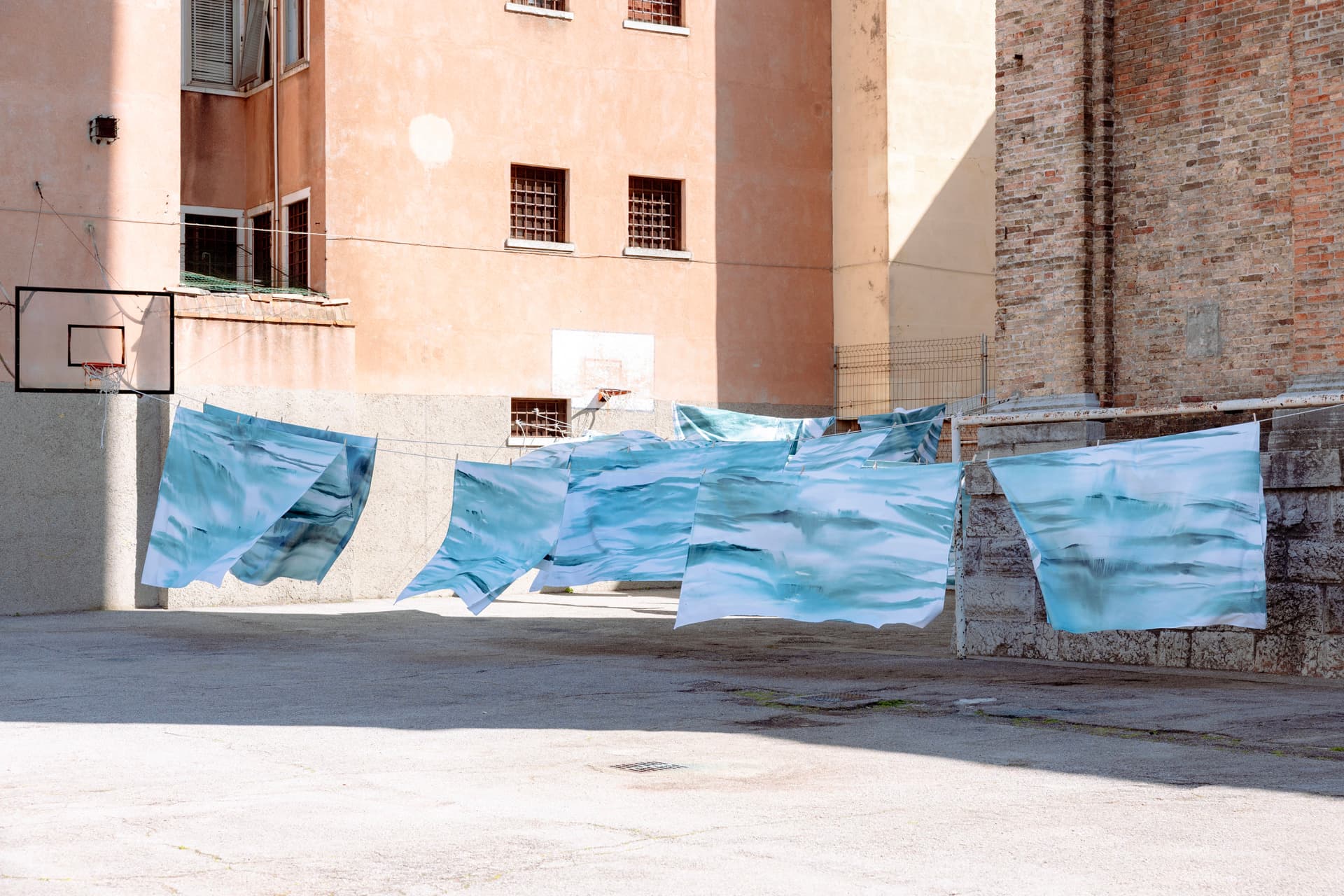 Marea: Melissa McGill trasforma Corte Nova (Venezia) con lenzuola