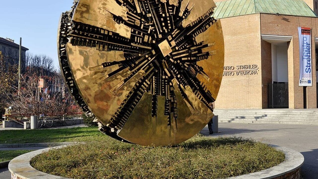 Milano rende omaggio ad Arnaldo Pomodoro con una mostra antologica alle