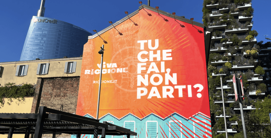 Riccione a Milano: maxi murale a Porta Nuova visibile per tutto aprile