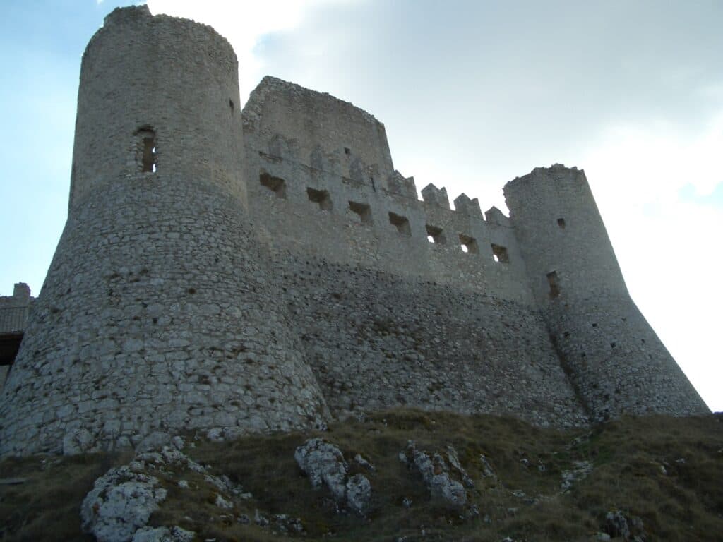 Rocca Calascio: il borgo con il castello più celebre d'Italia