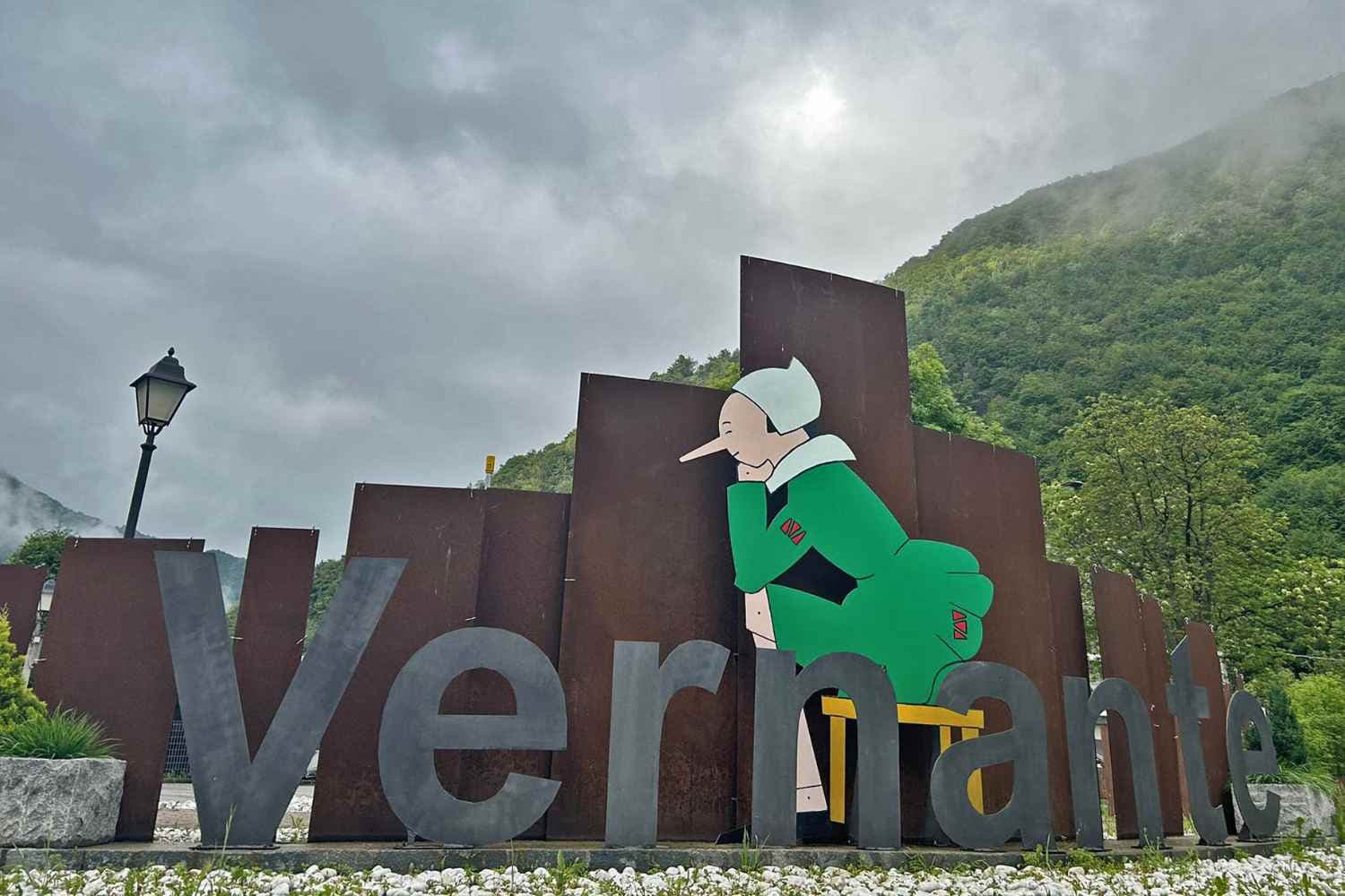 Vernante, il borgo di Pinocchio tra le montagne del Piemonte vicino a